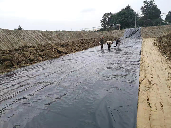 蓄水池铺设防渗土工膜须关注边坡防滑问题