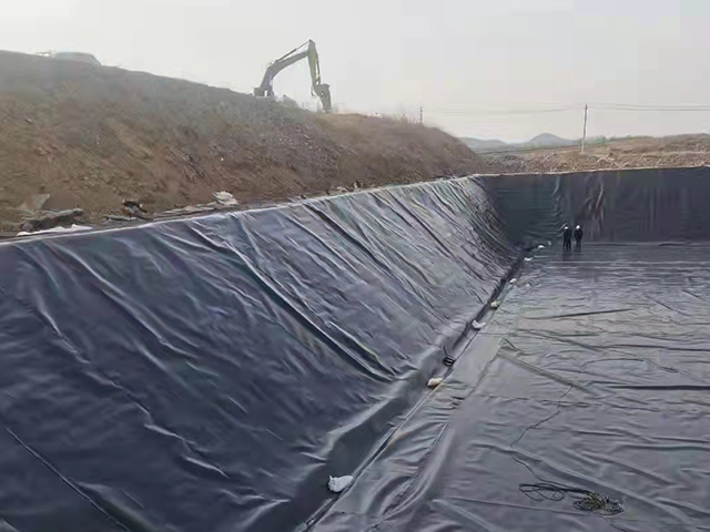 大型蓄水池铺设防渗土工膜该注意的问题。 大型蓄水池铺设防渗土工膜该注意的问题。