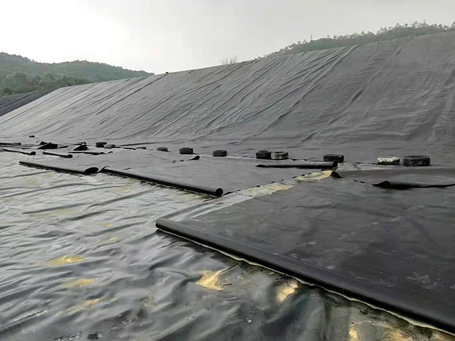 污水处理防渗土工膜铺设时的注意事项 污水处理防渗土工膜铺设时的注意事项