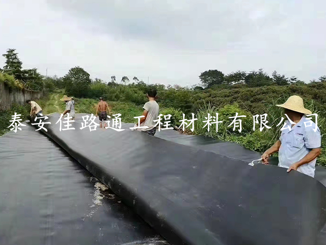 养殖场污水池建设中防渗土工膜的铺设细节