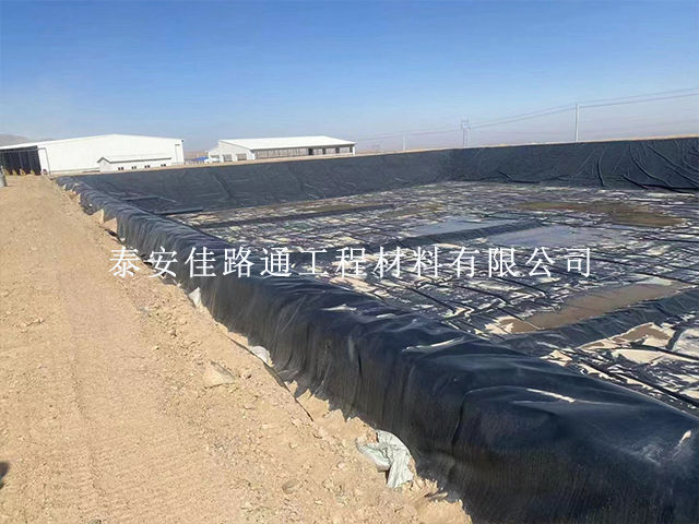 铺设鱼塘防渗土工膜格外注意几项细节 铺设鱼塘防渗土工膜格外注意几项细节