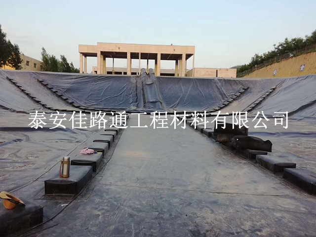 铺设养殖防渗土工膜前须进行工地整理 铺设养殖防渗土工膜前须进行工地整理