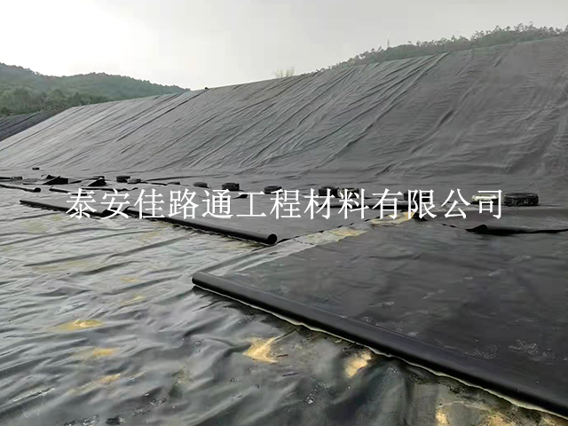 鱼塘建设中如何在低温环境下铺设防渗土工膜? 鱼塘建设中如何在低温环境下铺设防渗土工膜?
