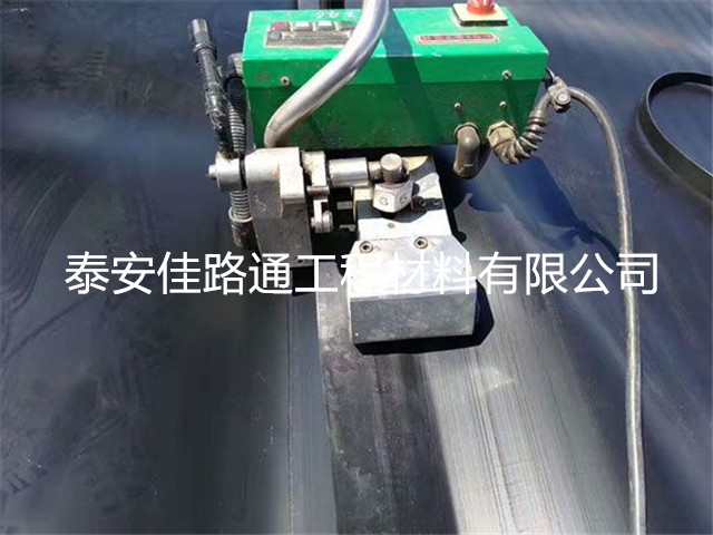 及时处理垃圾填埋场防渗膜搭接段面泥沙等杂物 及时处理垃圾填埋场防渗膜搭接段面泥沙等杂物
