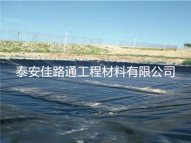 鱼塘防渗施工选择糙面土工膜的原因 鱼塘防渗施工选择糙面土工膜的原因