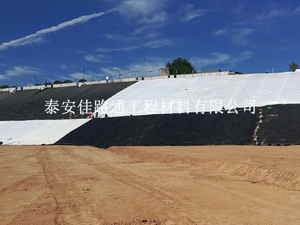 铺设鱼塘防渗土工膜需要做好基层施工 铺设鱼塘防渗土工膜需要做好基层施工