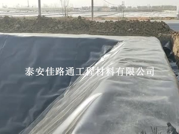 鱼塘防渗膜的铺设使用可营造一个稳定生态环境 鱼塘防渗膜的铺设使用可营造一个稳定生态环境