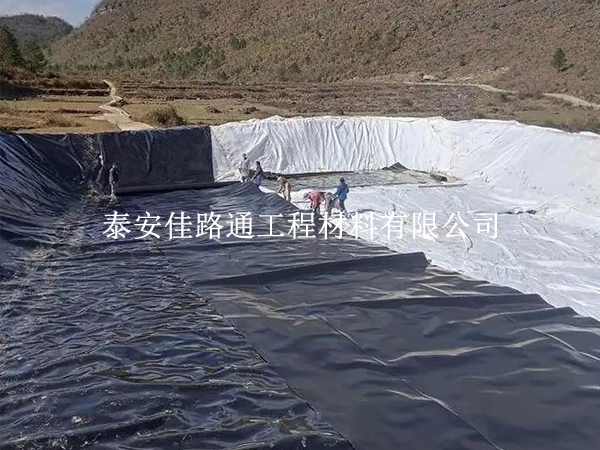 氧化塘防渗新选择:污水处理防渗膜的卓越效果 氧化塘防渗新选择:污水处理防渗膜的卓越效果
