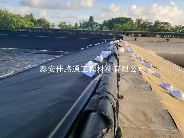 鱼塘防渗膜施工成本为何有差异？这些因