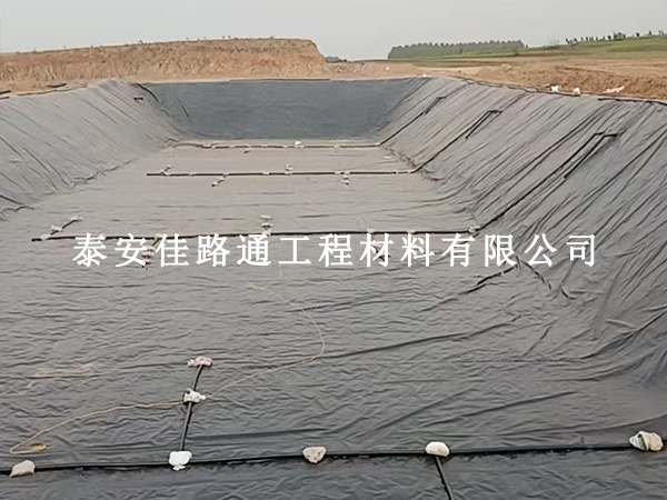 沼气池防渗膜铺设，边坡基面这样处理才