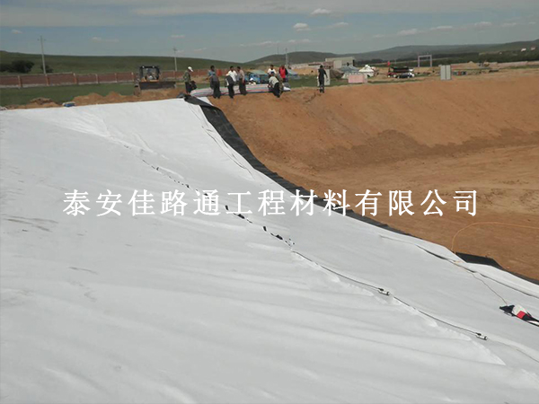 白色长丝土工布铺设后保养方法：科学养护延长