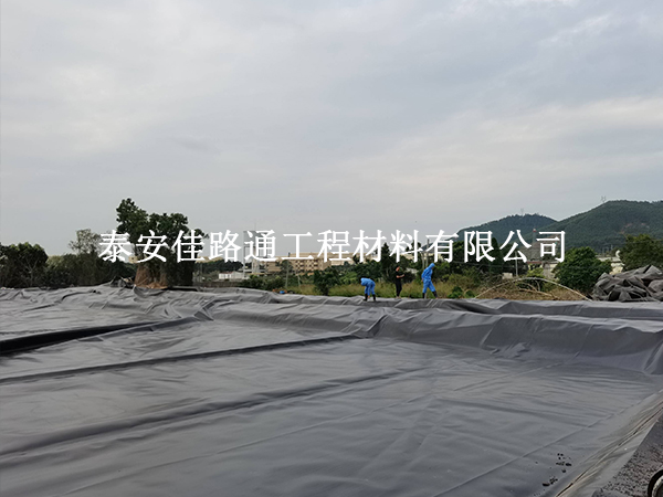 氧化塘防渗膜一铺就破？这些现场防护技巧工程师都在用