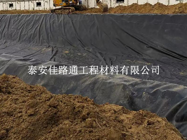 拒绝“滑坡”隐患：养殖防渗膜斜坡铺设防滑稳