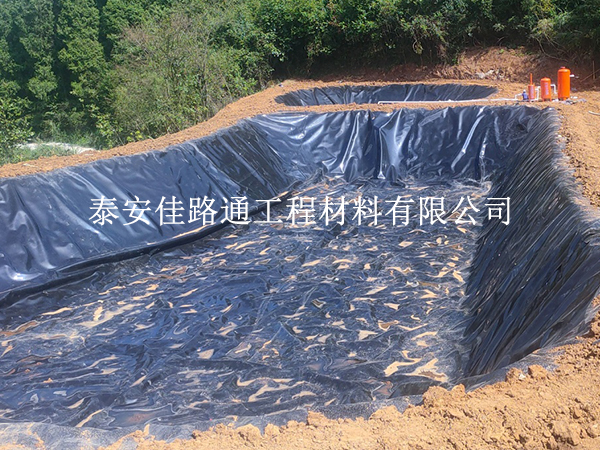鱼塘防渗膜锚固不牢，铺得再好也白搭